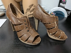getragene fertige Absatzschuhe meiner Frau
