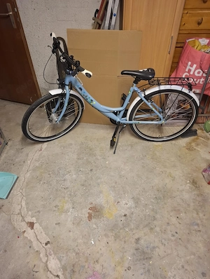 Sehr gut erhaltenes blaues Fahrrad