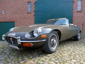 Jaguar E-Type V12 Roadster in sable brown