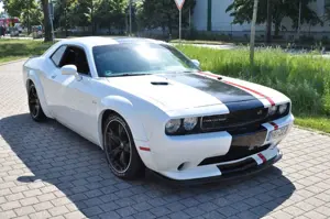 Dodge Challenger * WEISS - TÜV vor kurzem NEU! *