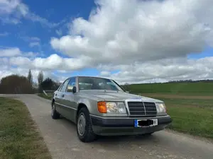 Mercedes-Benz E 200 Mercedes Benz 200e, Typ 124, Wagenheberaufnahmen rostfrei, kein Rost, gut gepfle