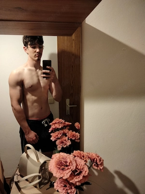 M 22 sucht geile Frau für F+
