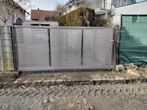 Freitragendes Schiebetor Modern aus Edelstahl  manuell