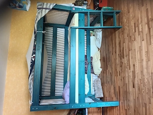 Gebrauchtes Kinder- und Jugendbett aus Massivholz, blau, halbhoch, von Möbel Höffner zu verkaufen
