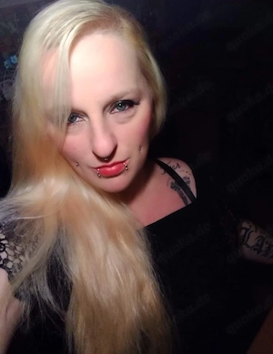 Devote mollige Hausfrau