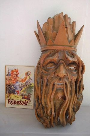 Alte, handgeschnitzte Rübezahl-Maske mit Buch