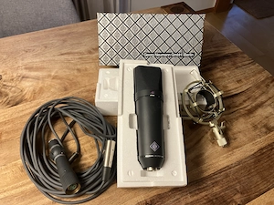 Neumann U87 A i mit Spinne und Stativanschlusskabel