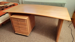 Schreibtisch mit Rollcontainer