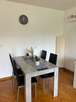 Esstisch in betongrau mit 4 Stühlen