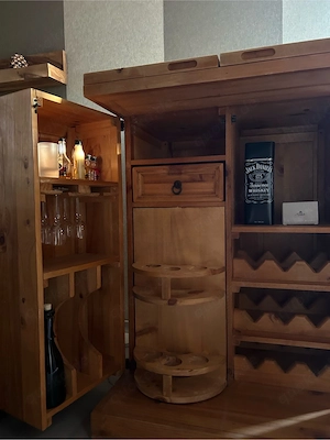 Barschrank aus massive Holz 