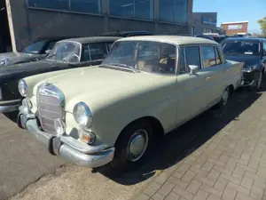 Mercedes-Benz 230 W 110 Kleine Heckflosse Oldtimer