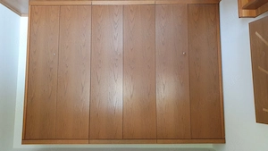 Schlafzimmerschrank mit passender Frisierkommode in Eiche rustikal zu verschenken