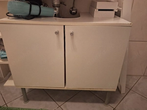 Kleiner weißer Schrank mit zwei Türen und Füßen