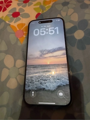 iPhone 16 in blau 