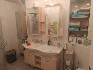 Komplettes Badezimmer Möbel Set mit zwei Waschbecken Unterschrank,Handtuch Hoch Schrank mit Glas Ein