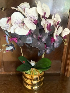 künstliche Orchidee im Blumentopf