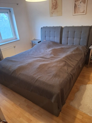 Gemütliches Boxspringbett mit gepolstertem Kopfteil