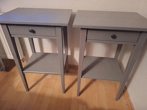 Grauer Nachttisch mit Schublade und Ablage