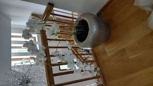 Luxus XXL Kunst-Orchidee mit Silber-Übertopf (120 cm)