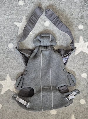 Top gepflegte Babybjörn Mini Babytrage in Silber-Grau