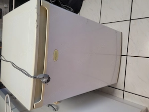 Kleiner Gefrierschrank 3 Schubladen an Basler zu verschenken