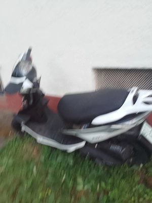 50 km Roller, die Lenkradstange ist verbogen nach einem kleinem Absturz  er läuft noch wie neu 1