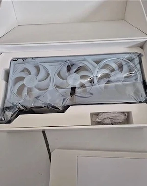 ASUS GeForce RTX 5080 rog astral gaming oc white