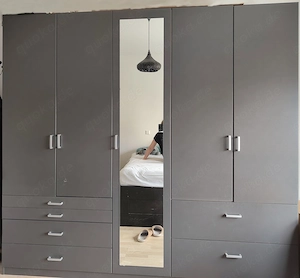  Großer grauer Kleiderschrank mit Spiegel   viel Stauraum 