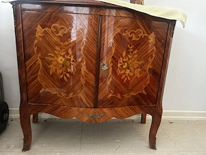 Antiker Holzschrank floralen Intarsien