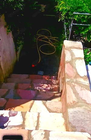 Ich werde eine Treppe und eine Terrasse aus Naturstein errichten.