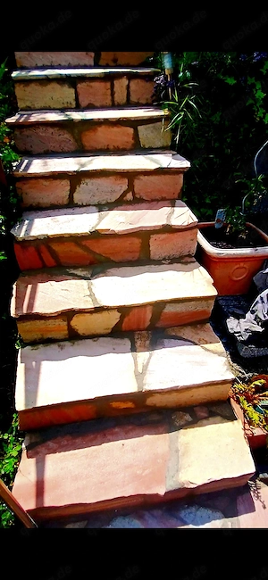 Ich werde eine Treppe und eine Terrasse aus Naturstein errichten.