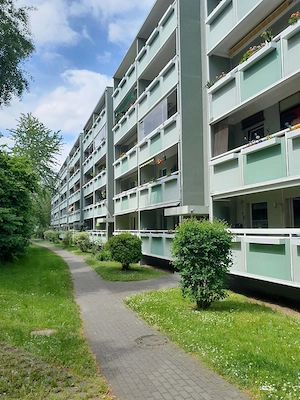 Modernisierte 3-Raumwohnung im EG Hochparterre (Familie Rentner WG)