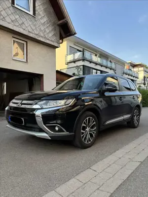 Mitsubishi Outlander 2.2 di-d cleartec Instyle 4wd 7p.ti Bild 2