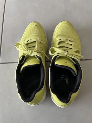 duftende getragene Sneakers suchen ein neues zuhause