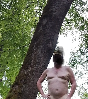 Suche nette Frau für freizügige Nacktwanderungen in der Natur 