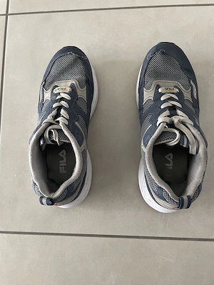 extrem durchgeschwitzte Sneakers von einem Pflegefachmann aus dem Pflegealltag abzugeben