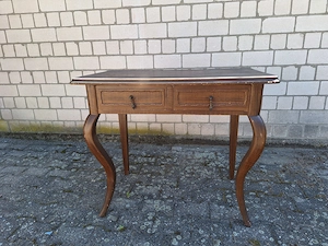 Schöner Tisch mit 2 Schubladen