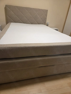 Boxspringbett in der Farbe Creme beige