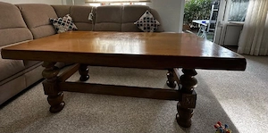 Massiver Holztisch zu verkaufen