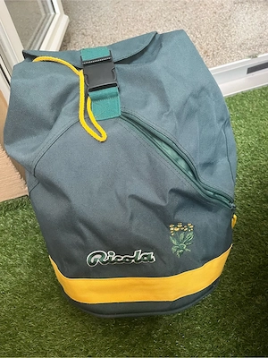Ricola Rucksack grün mit gelben Akzenten