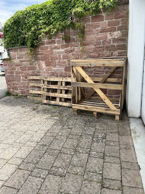 Holzverschläge, Einwegpaletten, Berg Bretter, alles kostenlo