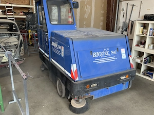 Ölspurmaschine mit absenkbarem Transportanhänger 