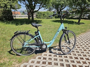Neuwertiges Damen-City-E-Bike der Marke Dynabike 