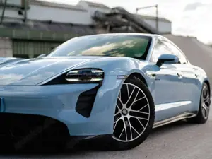 Porsche Taycan GTS Frozenblue · Approved bis 2028 · Inno · Bose · 21“ · Head · Carbon · LED · 93,4 ·