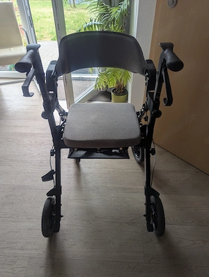 Rollstuhl mit Fußstützen 