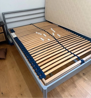 schönes Bett zu verschenken!