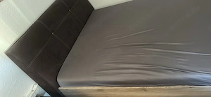 Schönes Bett ohne Matratze