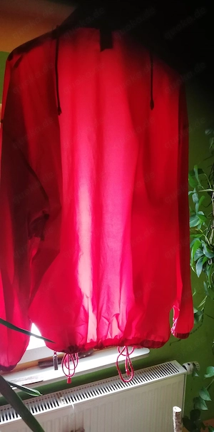 Spaziergänge in dünnen rascheligen Nylonwindbreaker 
