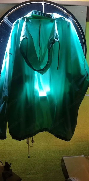Spaziergänge in dünnen rascheligen Nylonwindbreaker 