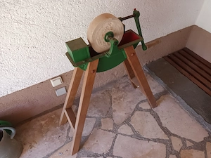 Alter Schleifstein-Schleifbock